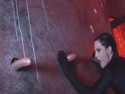 Zwei Gefängnismädchen werden von diesem porno kostenlos reife frauen Gefängniswärter gefickt