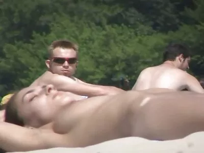 Zwei kurvige Damen haben eine reife frauen nackt kostenlos interracial Vierer-Sexparty