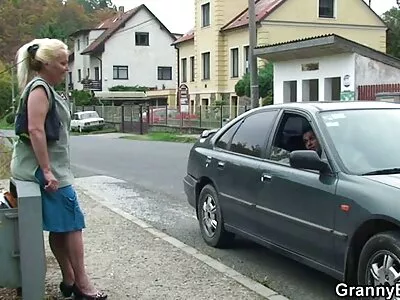 Widl-Blondine nimmt einen reife damen kostenlos dicken Schwanz in ihr schönes Arschloch