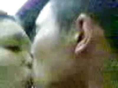 Schwüler Teenie mit falschen Titten lutscht und geile alte weiber kostenlos reitet den Schwanz eines Freundes