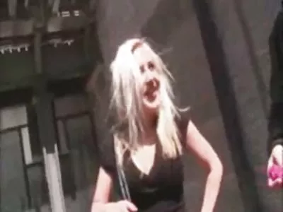 Blondes Teen mit Bubble-Butt lutscht und kostenlose reife frauen sexfilme reitet ihren aufgehängten Liebhaber