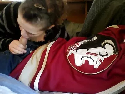 Die schillernde MILF Robbin Banx wird von diesem sehr glücklichen reife frauen kostenlos Postboten gefickt