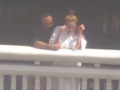 Gärtner fickt attraktive Brünette in kostenlose sexfilme mit älteren frauen Muschi auf Ehebett