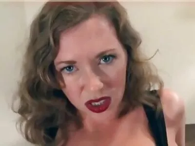 Chum spielt kostenlose sexfilme mit reifen frauen mit Blondinen Arschloch, während sie ihn lutscht