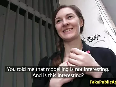 Dude hat das Auto angehalten, um eine wunderschöne Blondine auf dem reife scharfe weiber Vordersitz zu ficken