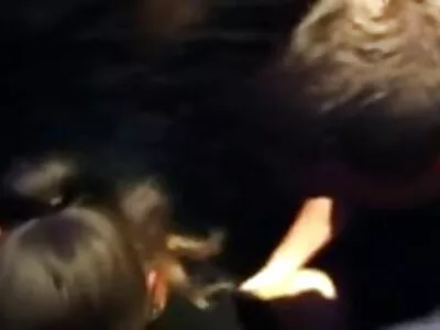 Dunkelhaarige geile reife ladys Süße landet mit einem Schwanz in ihrem Hintern
