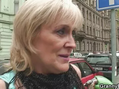 Brünette MILF kostenlose sexfilme mit reifen frauen teilt Hobos Beule mit blonder Herrin