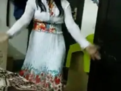 Brünettes Mädchen heilt gebrochenes free video reife frauen Herz dank eines Dreier-Ficks