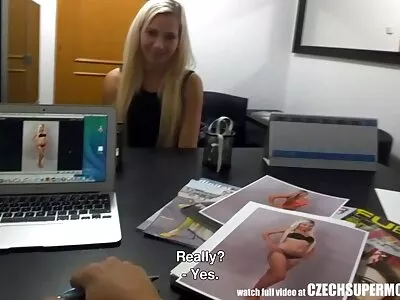Diva mit flachem Bauch kostenlose sexvideos reife frauen und großen Melonen steht auf bonking