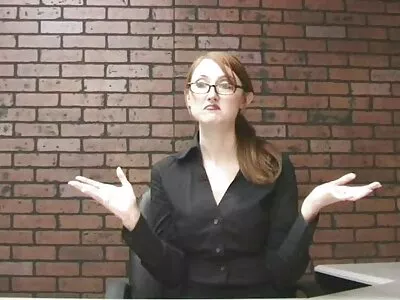 Die Titten der vollbusigen Brünetten free reife frauen hüpfen beim Reiten auf einem großen Schaft