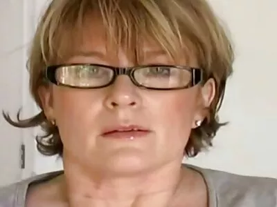 Blondine mit lockigem Haar bückt sich für Johnnys Schwanz geile alte weiber kostenlos