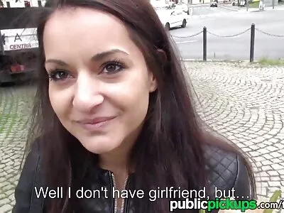Atemberaubend heiße reife damen kostenlos Milf wird von einem aufgehängten Adonis im Auto gebumst
