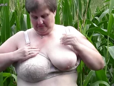 Brünette Hottie kostenlose pornobilder von reifen frauen wird in heißer Dreier-Action gebumst
